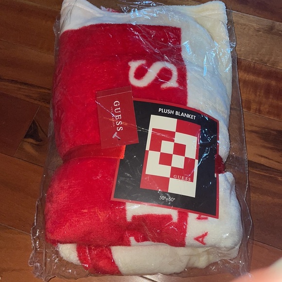 🎁 NWT Guess Super Soft Plush Blanket Red and Cream - Picture 2 of 2